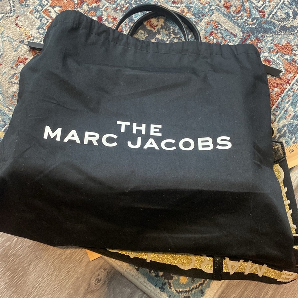Marc Jacobs Black Tote Bag
Leather
Dust bag 
Purse insert
MEDIUM - Picture 3 of 10